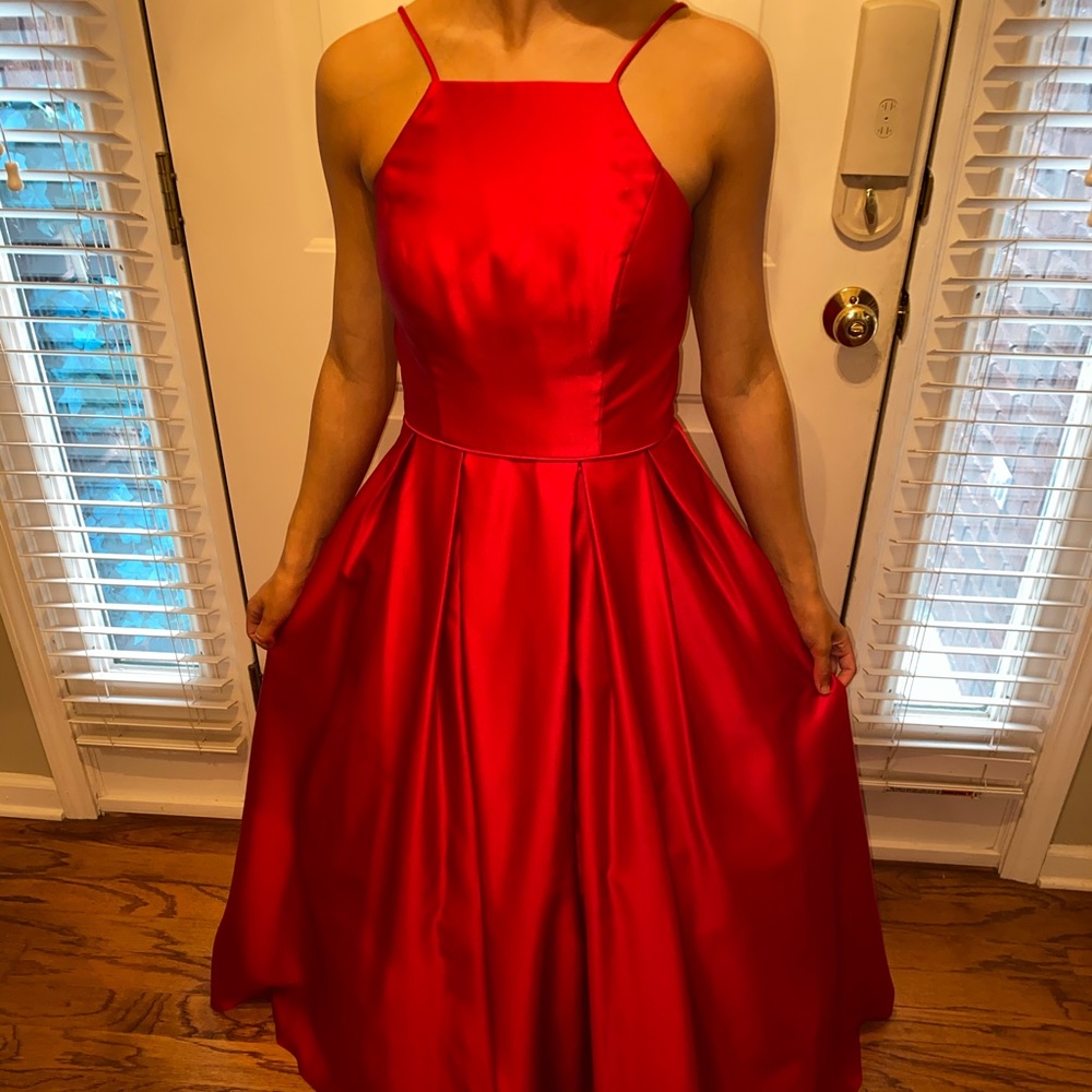 Red prom dress size 2!! Never worn & has pockets